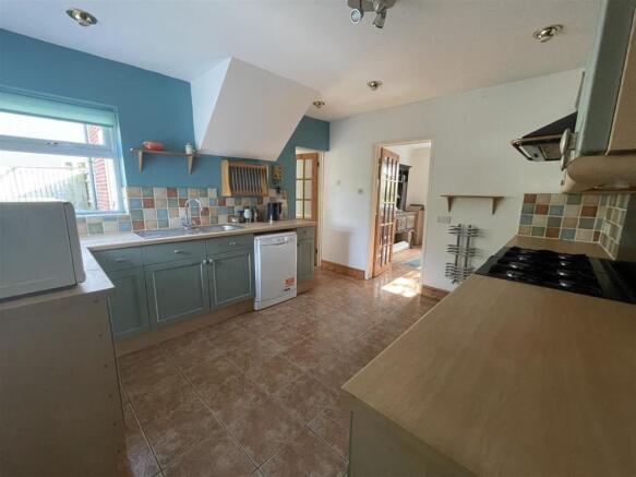 Kitchen 2.jpg