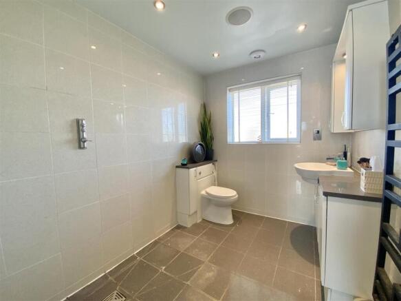 Bedroom 1 - En-suite