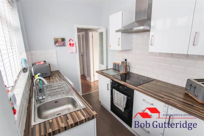 FITTED KITCHEN