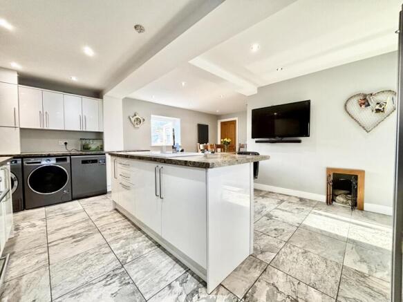 4 bed Semi-Detached for sale Image 4