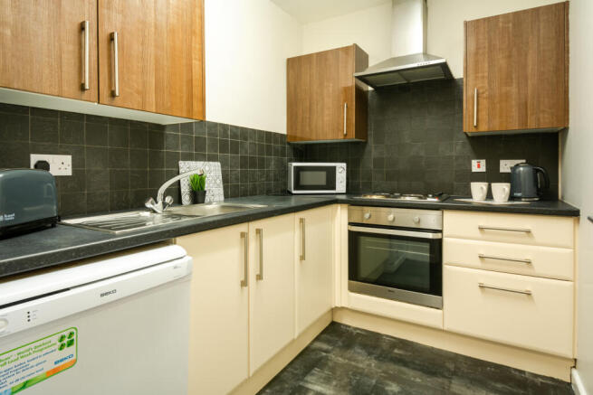 4 bed House to rent Image 5