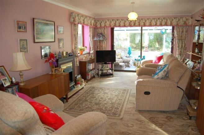 LOUNGE/DINING ROOM