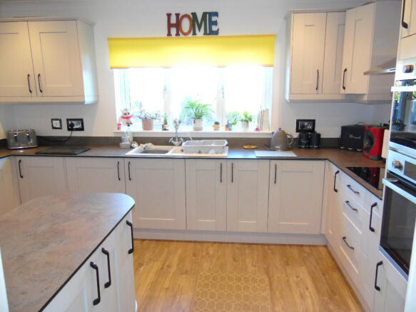 KITCHEN/BREAKFAST RM