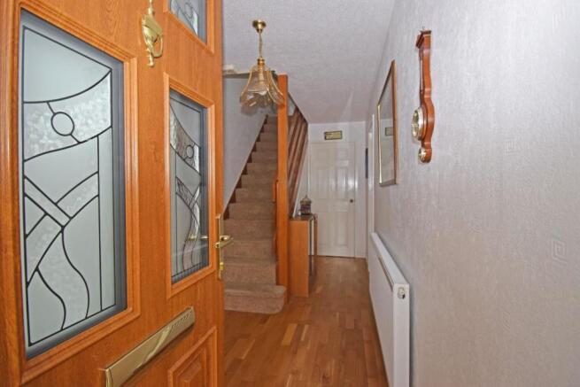 8 Crabtree Close, hall.jpg