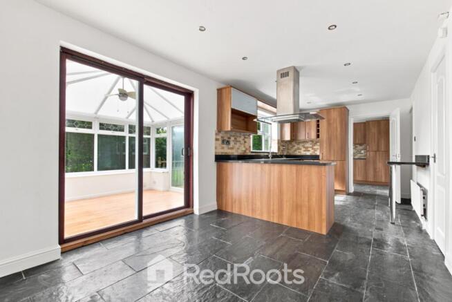 4 bed Detached to rent Image 8