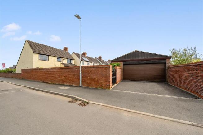 Lutterworth Road, Burbage, Hinckley, Leicestershire, LE10 photo 4