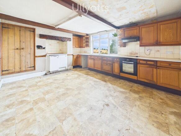 6 bed Detached for sale Image 9