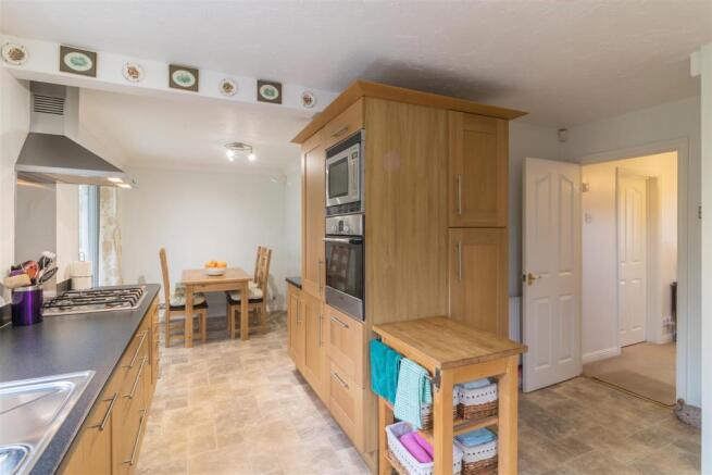 KITCHEN/DINING ROOM