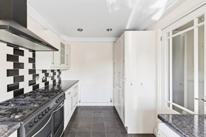 5 bed Detached for sale Image 8