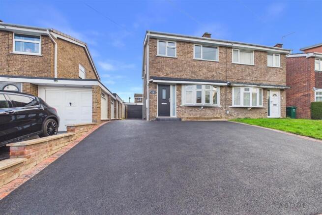 3-bed semi-detached on Randall Drive, Swadlincote, DE11 0BL, £230,000