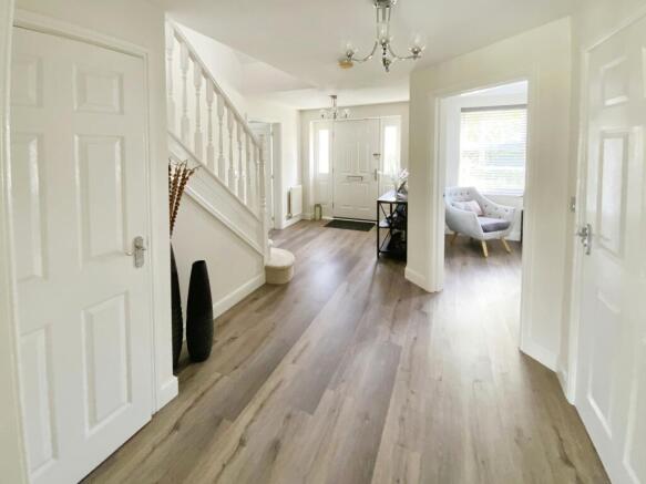 5 bed Detached for sale Image 9