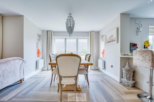 5 bed Detached for sale Image 8