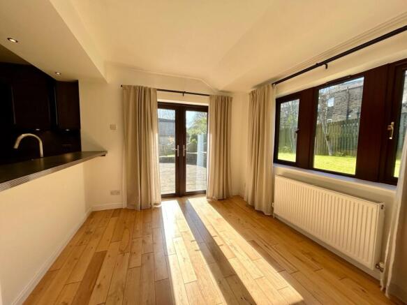 5 bed Detached for sale Image 4