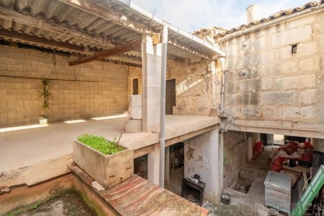 TOWNHOUSE TO REFORM WITH POTENTIAL