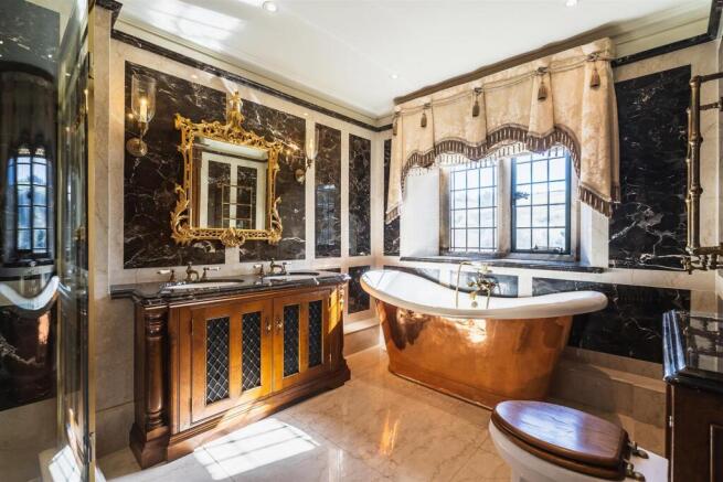 6 bed Detached for sale Image 4