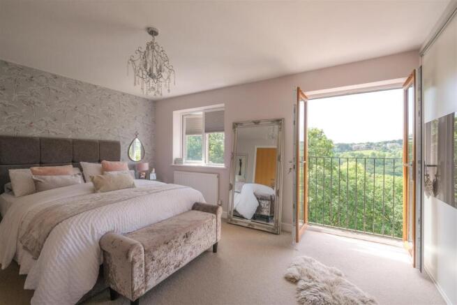 4 bed Semi-Detached for sale Image 12