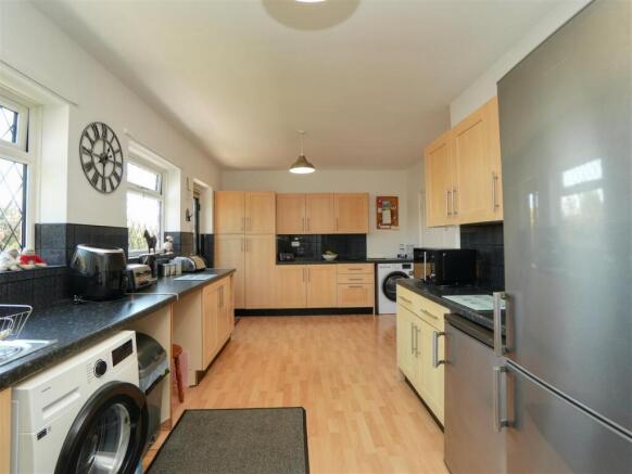 4 bed Detached Bungalow for sale Image 5