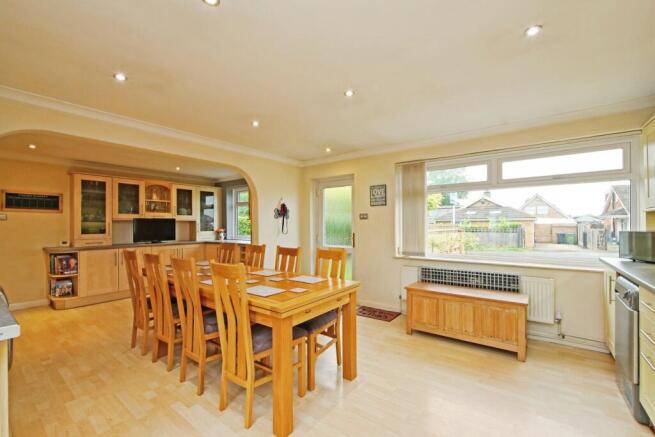 4 bed Bungalow for sale Image 4