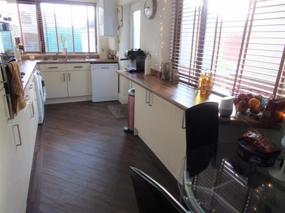 Kitchen1.JPG