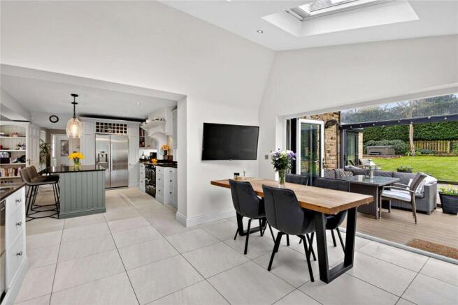 5 bed Detached for sale Image 8