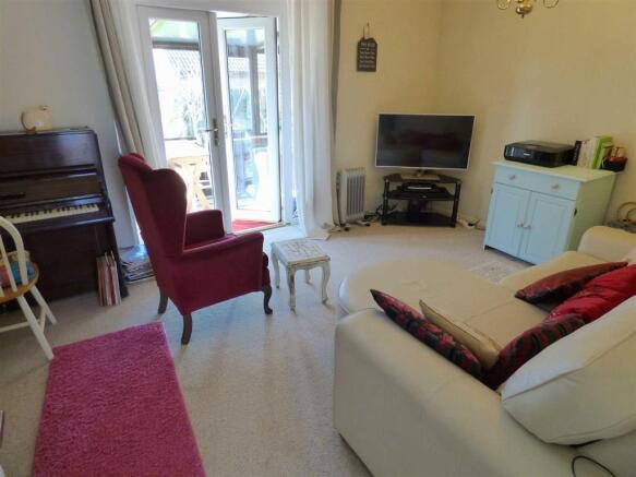 LOUNGE/DINING ROOM
