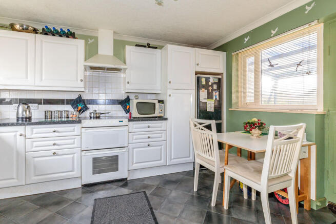KITCHEN/BREAKFAST...
