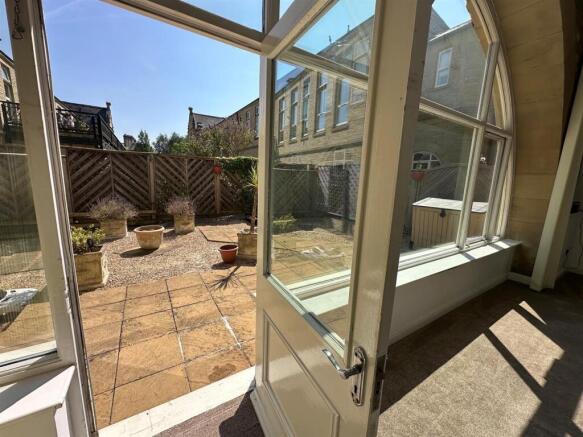 2 bed Apartment to rent Image 4