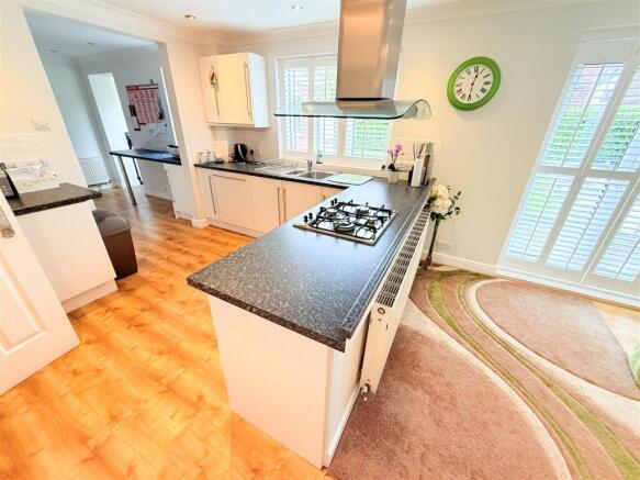 4 bed Detached for sale Image 5