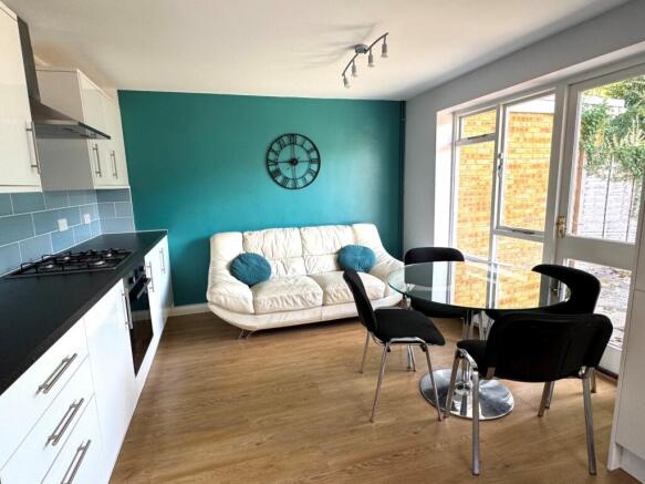 54 Nobles Way - Kit din Left