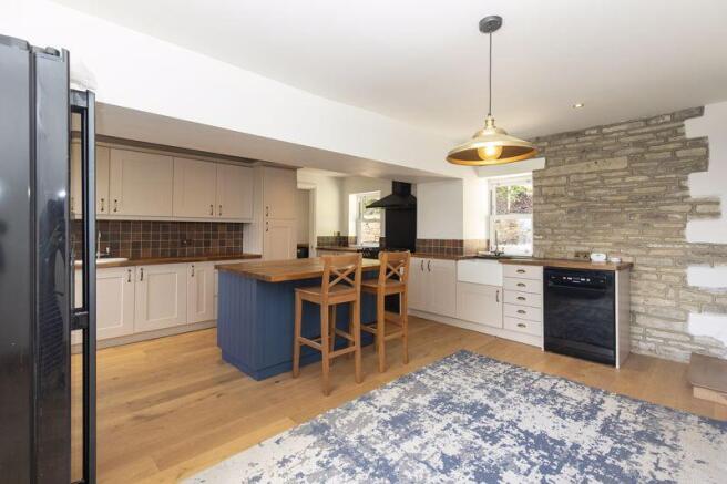 4 bed Detached to rent Image 8