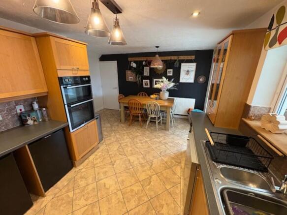 5 bed Detached for sale Image 4