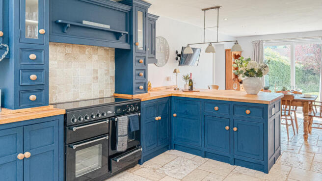 5 bed Detached for sale Image 5