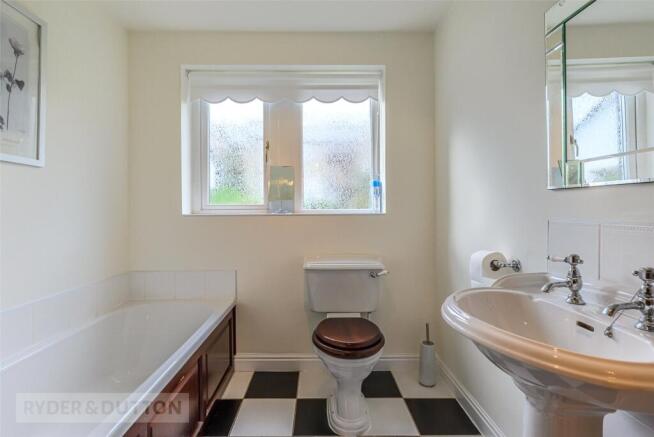 4 bed Detached for sale Image 10