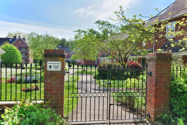 17 Woodfield Gardens - (16).jpg