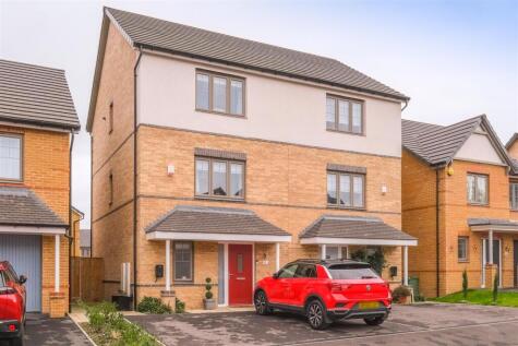 Lapwing Close, Huddersfield, HD4
