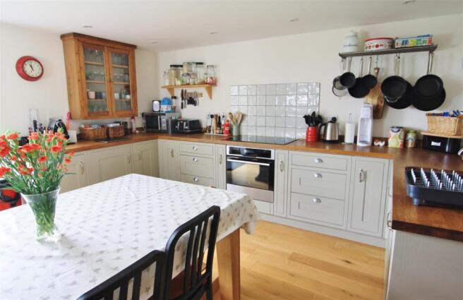 Kitchen 2.JPG