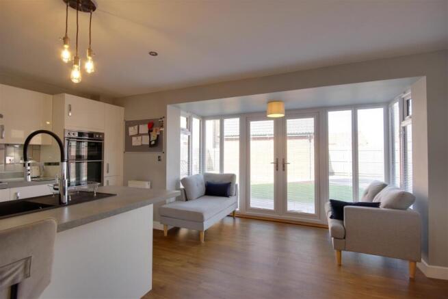 5 bed Detached for sale Image 8
