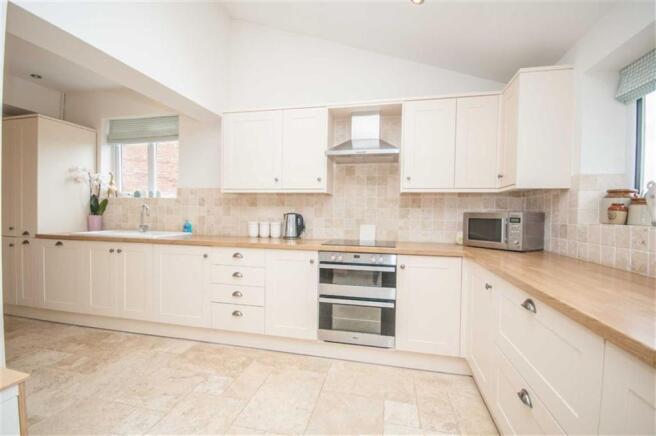 KITCHEN/DINING ROOM