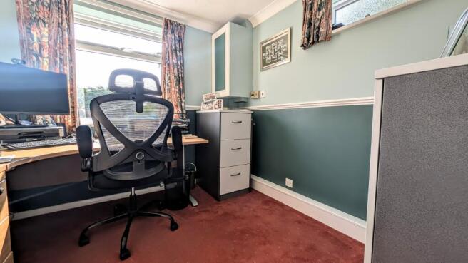 Pear Tree Close, Lindford, Hampshire, GU35 photo 4
