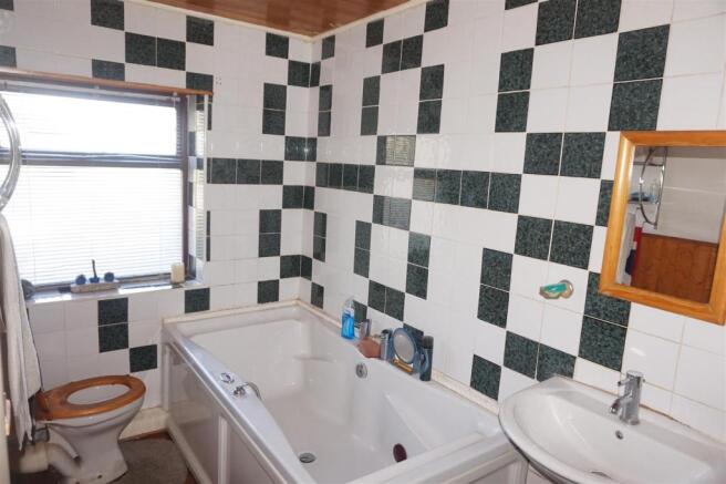 BATHROOM/WC: