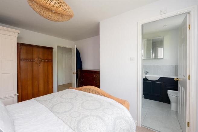 4 bed Detached for sale Image 8