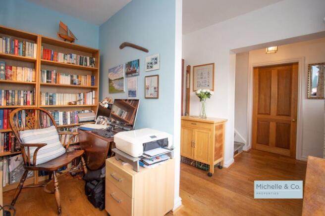 Entrance hall /study area 