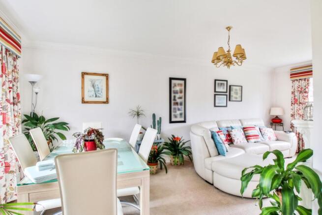 Lounge/Dining Area