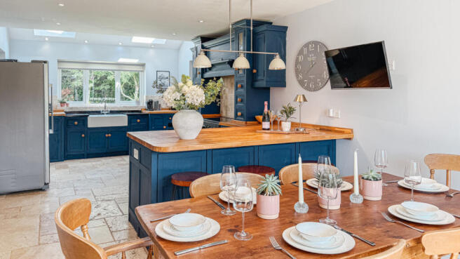 5 bed Detached for sale Image 6