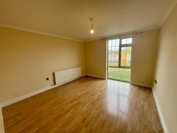 Living Room (2/2)