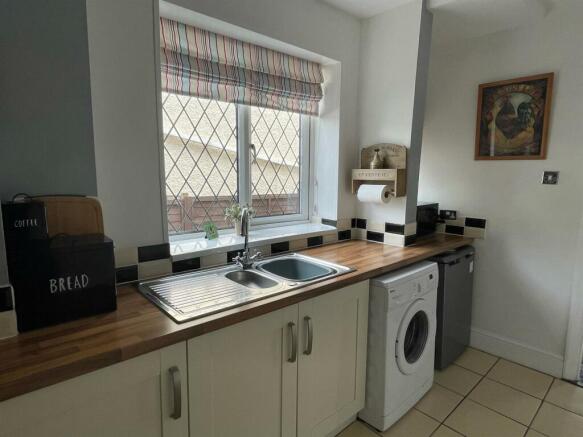 Kitchen,..jpg