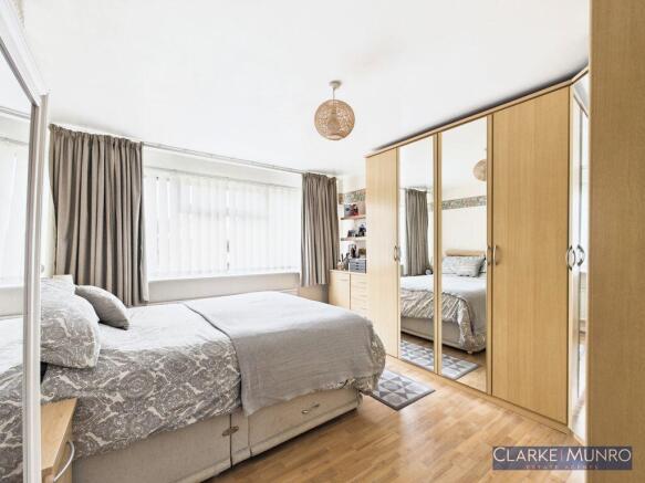 5 bed Detached for sale Image 11