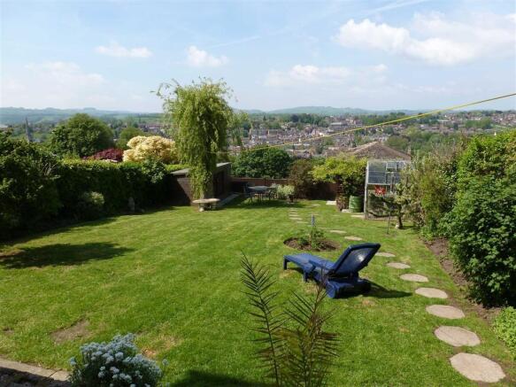 ENCLOSED REAR GARDEN
