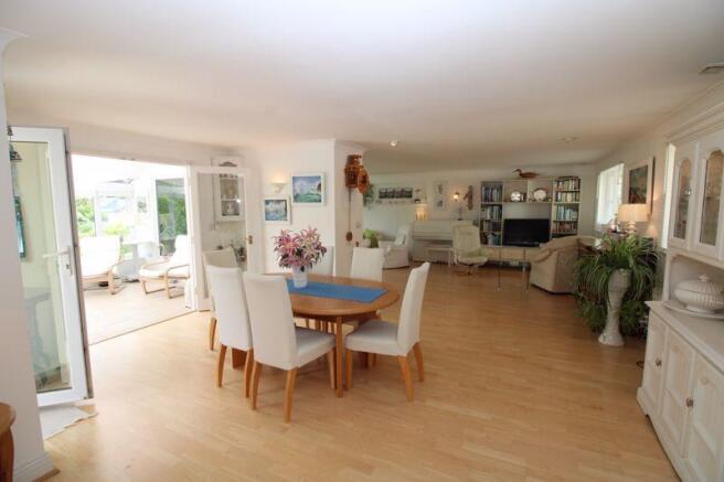 Open plan dini...