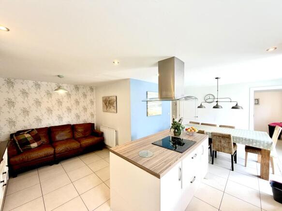 4 bed Detached for sale Image 6